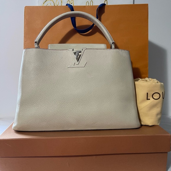 AUTHENTIC LOUIS VUITTON CAPUCINES MM HANDBAG WITH DUST BAG & SHOPPING ๐๏ธ - Picture 9 of 13